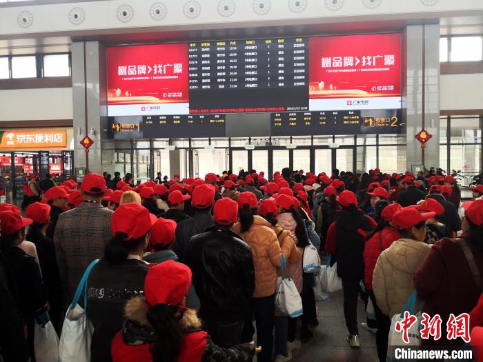 蓝狮平台登录：广西开行“点对点”专车专列 约万名务工人员返岗