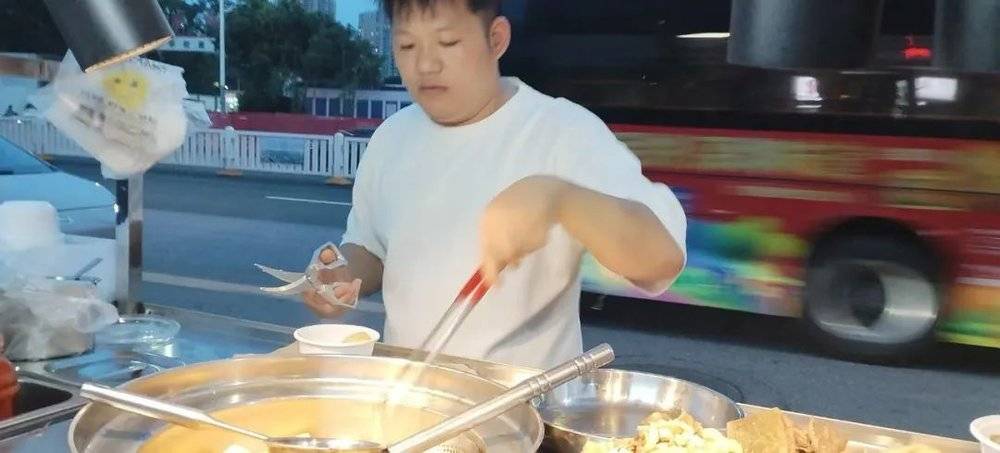 蓝狮平台注册：不上班的年轻人，开始扎推摆摊