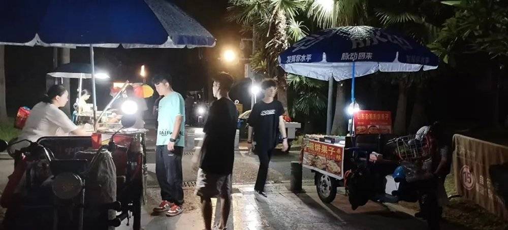 蓝狮平台注册：不上班的年轻人，开始扎推摆摊