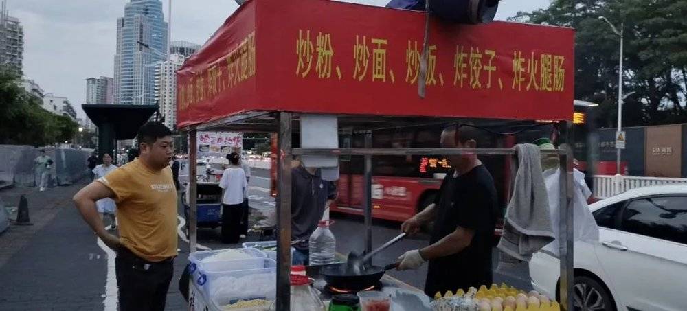 蓝狮平台注册：不上班的年轻人，开始扎推摆摊